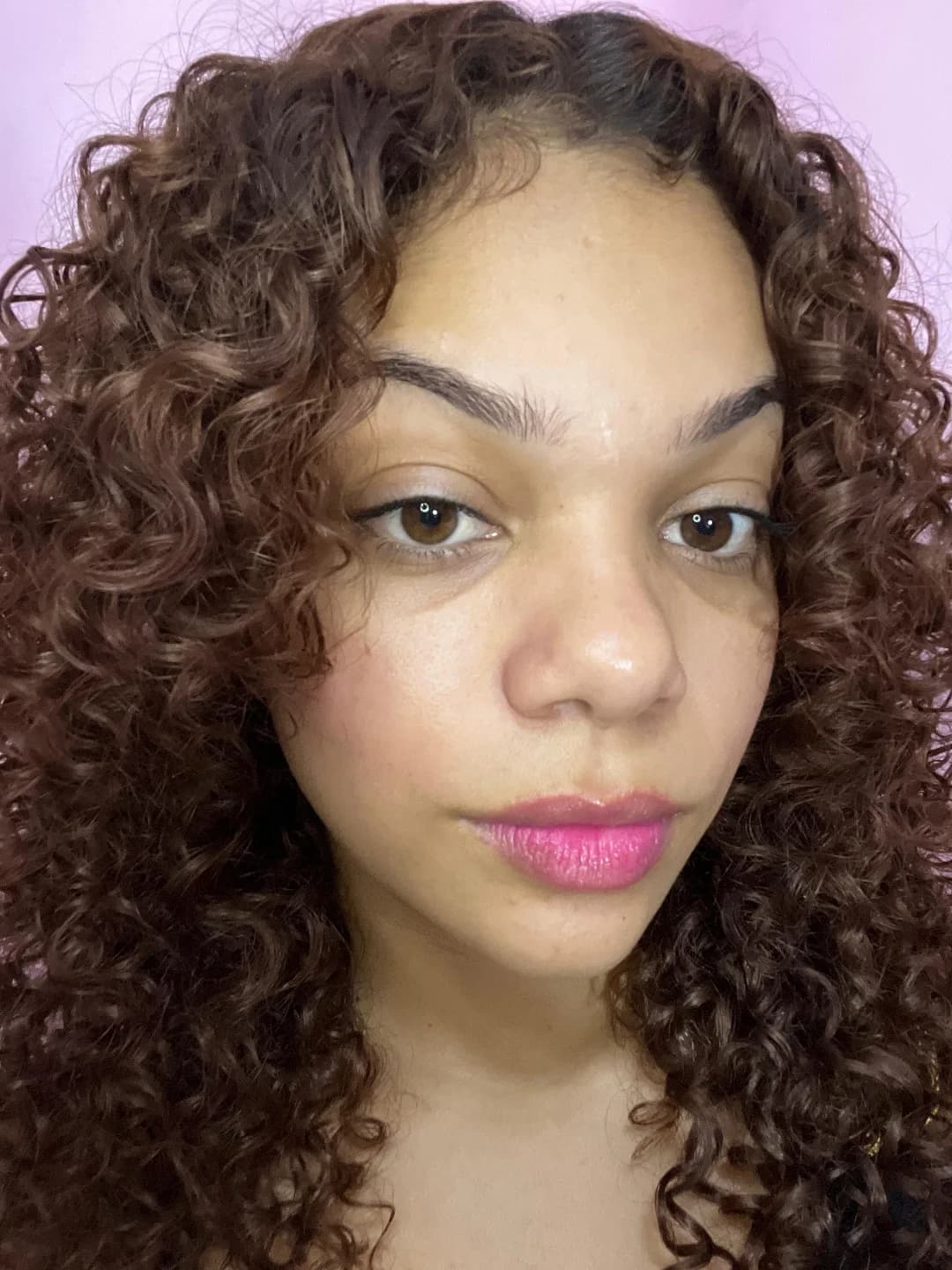 Antes do atendimento de sobrancelhas e cílios em cliente de cabelo cacheado