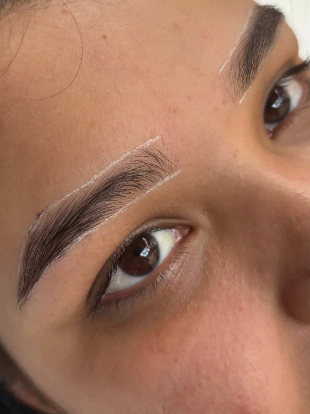 Antes do design de sobrancelhas com henna em close do olhar