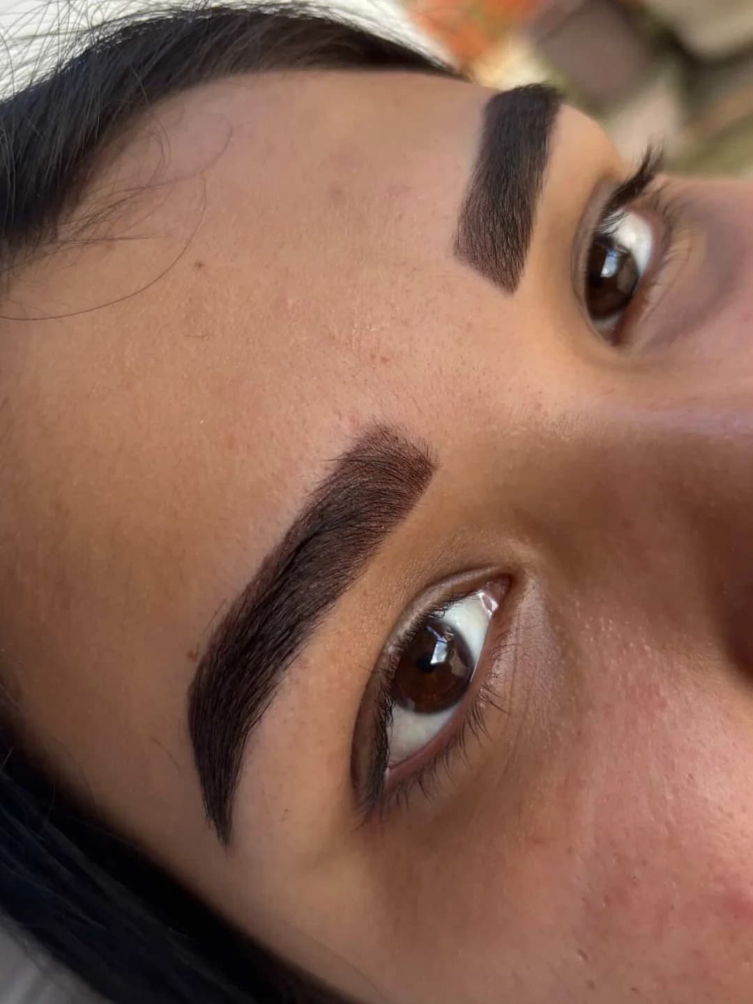 Depois do design de sobrancelhas com henna em close do olhar